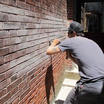 Работник по удалению старого раствора и повреждённых кирпичей (Stonecutter)